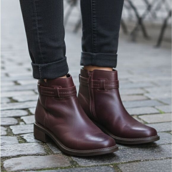 Clarks leather ankle boots 9.5 - Picture 1 of 8